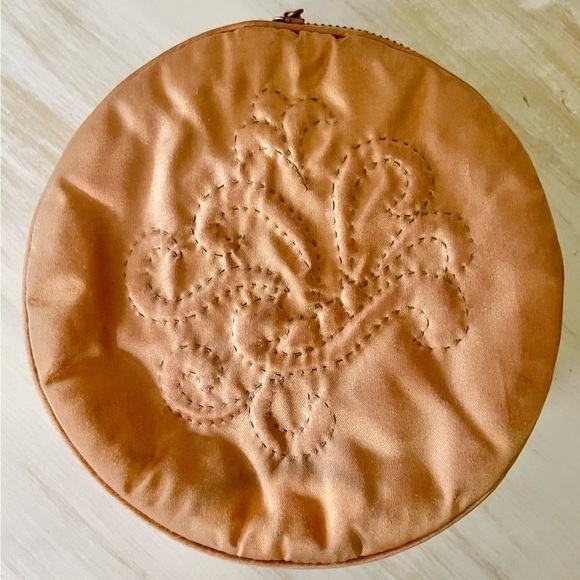 VINTAGE, ROUND 5 1/2” MAKEUP BAG WITH POWDER PUFF. ZIPPER CLOSURE. - Picture 2 of 8